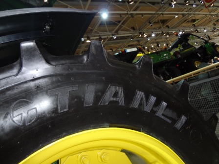 Трактор John Deere 6110B на шинах TIANLI