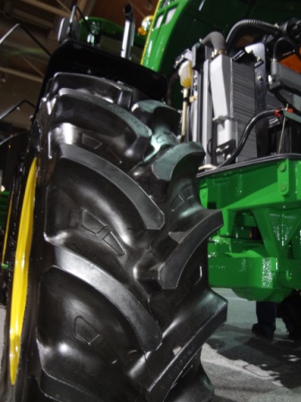 Трактор John Deere 6110B на шинах TIANLI